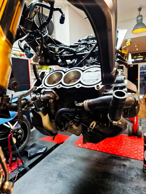 Fast Motors garage 15
